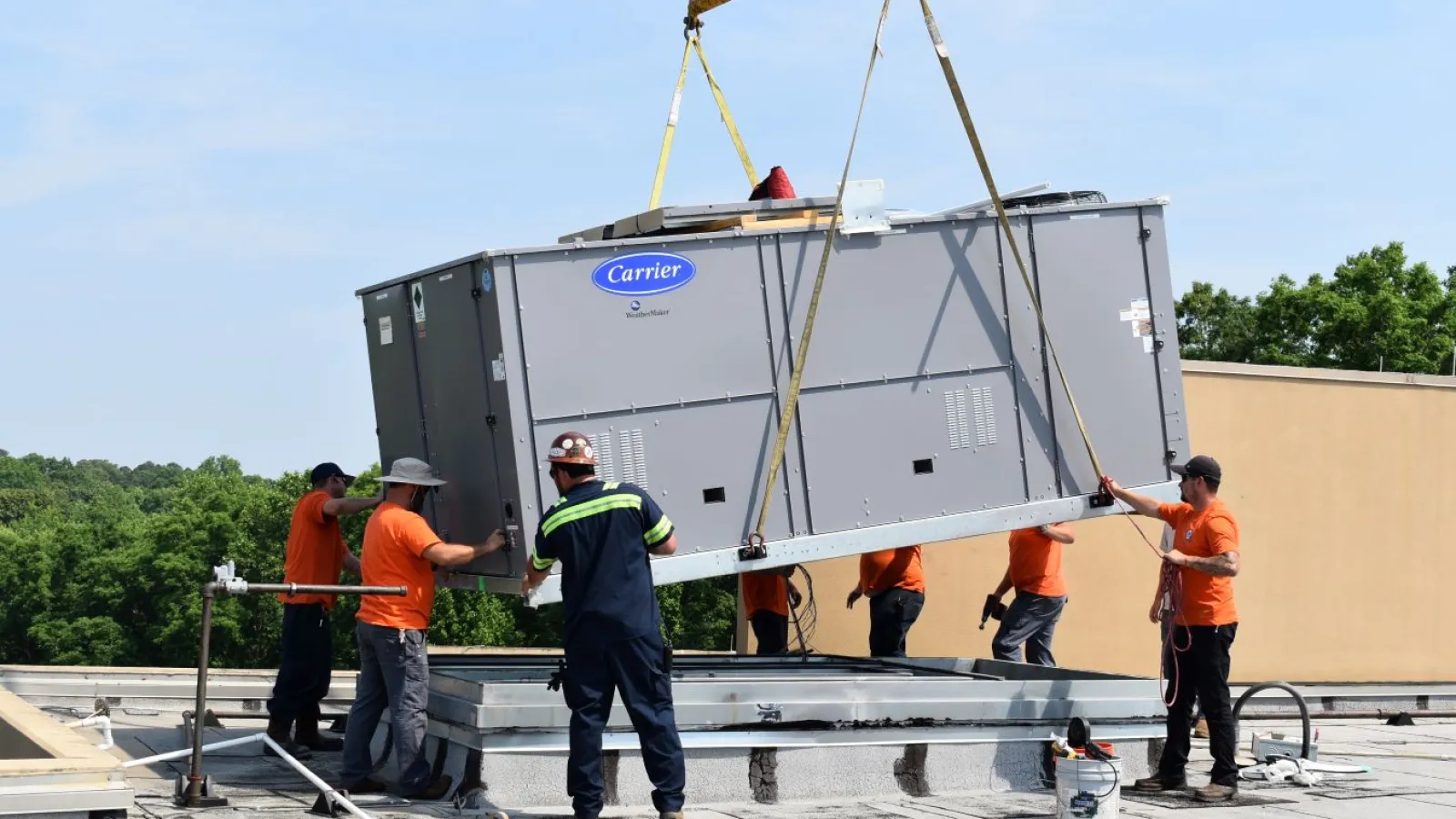 Commercial Rooftop AC Systems Installation High-Efficiency Central Units on Roofs - Professional HVAC