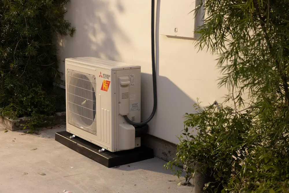 Professional HVAC Outdoor Unit Setup Outdoor Mitsubishi Compressor Unit Installed for Energy Efficiency