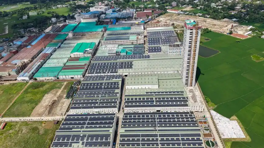 Large Solar Array on a Warehouse Rooftop