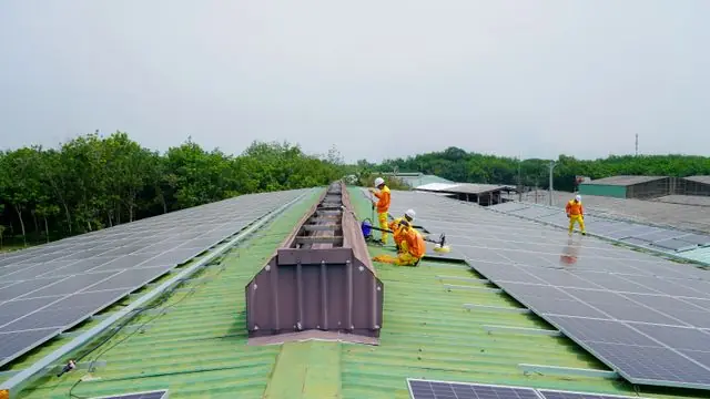 Integrated Commercial Roof and Solar Array Installation