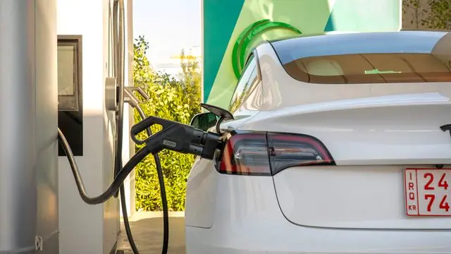 Tesla Vehicle Supplying Backup Power to a Home During a Grid Outage