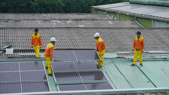 Crew Re-Roofing a Yuma Home While Installing Solar Panels